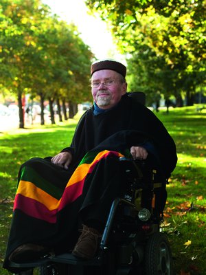 Afrikassa ollessaan Kalle varaa ainakin puoli päivää puun alla istumiseen. Luonto on hänellä tärkeä voimavara Suomessakin.