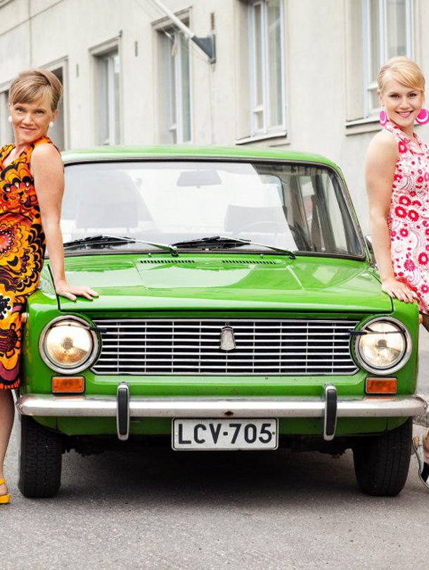 Toimittaja Reija Ypyä (vas.) osaa bongata hyvät tyylit. Tässä poseerataan yhdessä Selma-tyttären kanssa.  