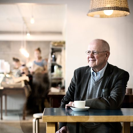 Viimeisin Antti Tuurin kirjoittamista matkakirjoista on keväällä 2016 ilmestynyt Ameriikan raitilla.