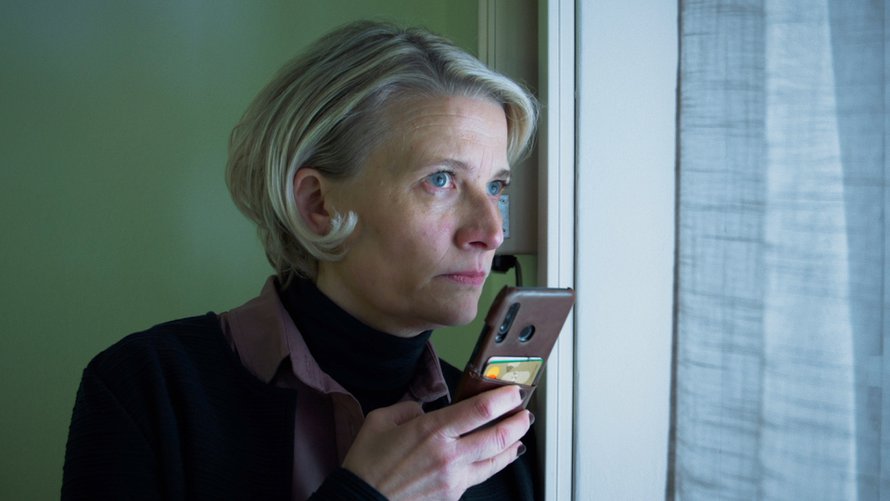 Osastonhoitaja Virpi Hiukkanen (Vera Kiiskinen) on toiminnanjohtajan luottohenkilö. Hiukkasen mielestä asukkaat vaarantavat Ehtoolehdon turvallisuuden typerillä päähänpistoillaan.