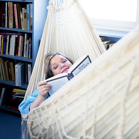 Kirsti Mannisen riippumatossa mellastavat romaanihenkilöt, kun alitajunta ottaa ohjat.