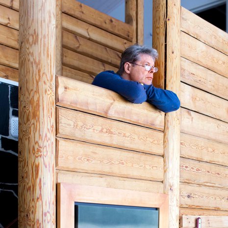 Jouko Arvonen (s. 1954)  yrittää suhtautua Parkinsonin tautiinsa huumorilla. Joukon motto on "Negatiiviset asiat ovat positiivisen muutoksen mahdollisuuksia."