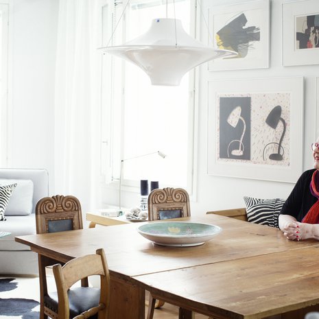 Iso klaffipöytä edustaa talonpoikaistyyliä, Lokki-valaisin on uusi hankinta.