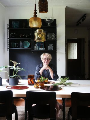 Anninalle itse tekeminen on tärkeää. Ruokailutilan valaisimen hän yhdisteli vanhoista lasikuvuista. Kaitaliinan tehtävää hoitavat rautakaupasta löytyneet vanerisuikaleet.