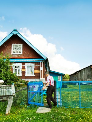 Santeri Moltsin käy koputtamassa ystävänsä ovea, mutta tämä on mustikassa.