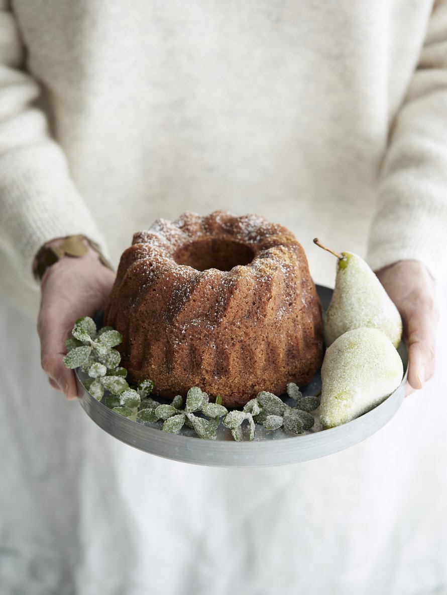 Huurretut päärynät on helppo tehdä. Voitele päärynät munanvalkuaisella, kieritä sokerissa ja anna kuivua yön yli.