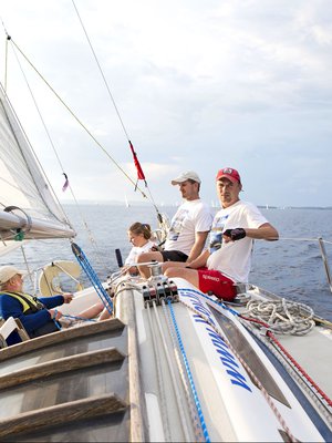 Ilkka (vas.), Liisa, Mikko ja Ilari keskittyvät kukin omaan tonttiinsa Dynastarinkannella. 