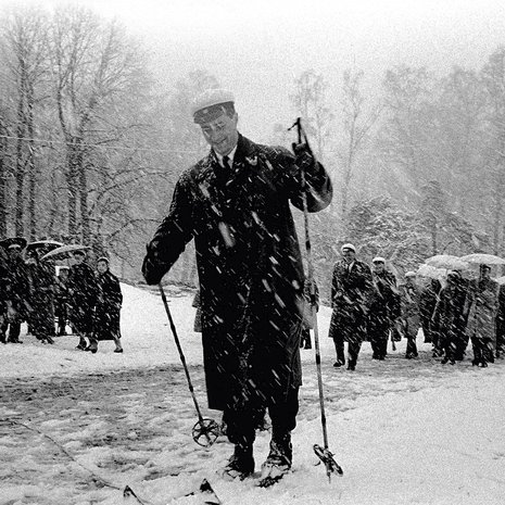 Opiskelijat hiihtämässä vappumarssilla Helsingissä vuonna 1957.