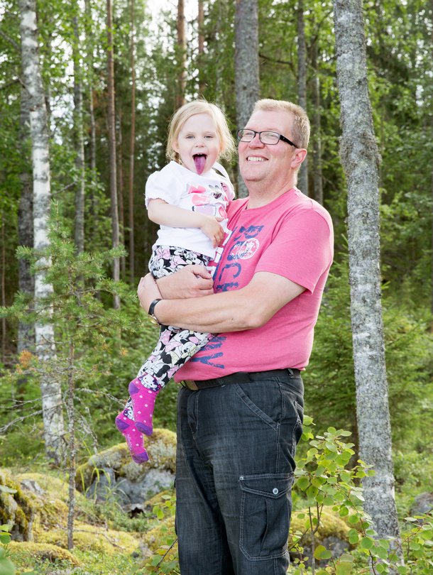 Nella ei mökillä leluja tarvitse. On pappa, järvi ja metsä. 