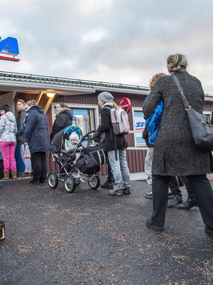 Tässä kuvassa Espoon Suurpellon asukkaan jonottavat uuteen ruokakauppaan.