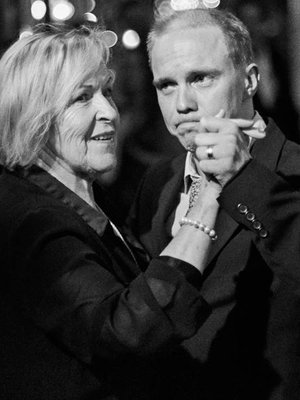 Raija Mäki tanssii elokuvan ensi illassa hänen miestään esittäneen Jarkko Lahden kanssa. 