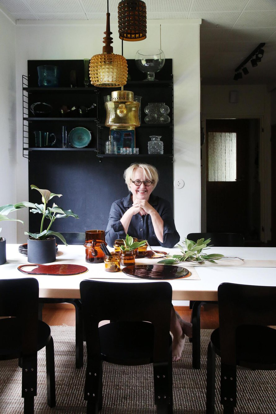 Anninalle itse tekeminen on tärkeää. Ruokailutilan valaisimen hän yhdisteli vanhoista lasikuvuista. Kaitaliinan tehtävää hoitavat rautakaupasta löytyneet vanerisuikaleet.