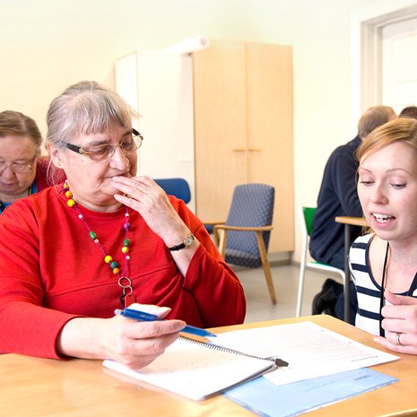 Marja Liuska (vas.) ja äidinkielen opettaja Annukka Kuhajärvi tehtävän kimpussa.