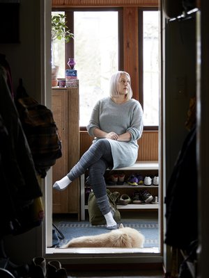 "Minusta piti tulla kirjailija, mutta luulin, että ensin pitää hankkia oikea työpaikka", Miira Karhula sanoo.