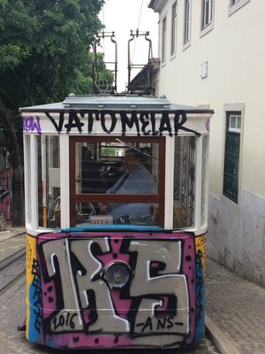 Tässä on lissabonilainen ”hissi” eli funiculari, jolla pääsee kulkemaan lyhyitä matkoja, jyrkkiä mäkiä ylös ja alas. 