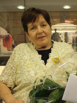  80-vuotias Ilmi Tanskanen on työskennellyt viimeiset 10 vuotta Prisman kassalla.