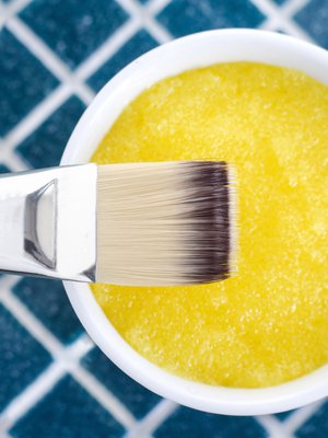 Sokerista tai suolaa ja öljyä sekoittamalla saat itse tehdyn kuorintavoiteen.