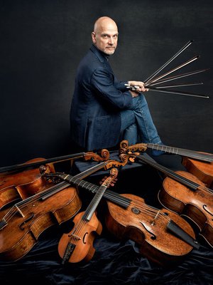 Markku Luolajan-Mikkola soittaa selloa ja viola da gambaa.