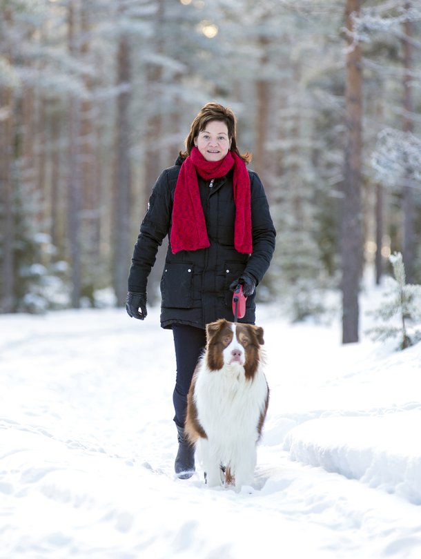 Virpi Kaarlela-Haapalehto kirkastaa nyt ajatuksiaan kävelylenkeillä koiran kanssa. Veneily ja mökkeily liittyivät elämään Jorman kanssa.