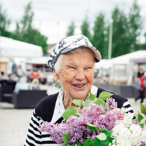 Hymyilevän Elli Tenkasen tuntevat Mikkelin torilla kaikki.