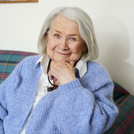 Anja Pohjolan näyttelijänura alkoi Jyväskylän Työväen Teatterin lapsiteatterissa 12-vuotiaana. "Lehahdin tulipunaiseksi jo siitä, jos joku sanoi nimeni. Teatterin lavalla sainkin olla joku toinen ihminen ja ujous kaikkosi."