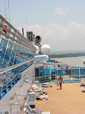 Island Princess -risteilijän kannelta kelpaa katsella maisemia. Kuva Rick Nelson.