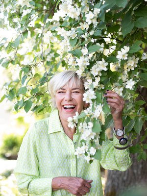 Vaatesuunnittelija Ritva Falla näkisi mielellään suomalaisilla enemmä n värejä. – Värejä voi sekoitella eikä tarvitse olla sävy sävyyn. Suomalainen nainen haluaa turhan usein olla kuin seinäryijy, on kauhea pelko, että tulee esiin.