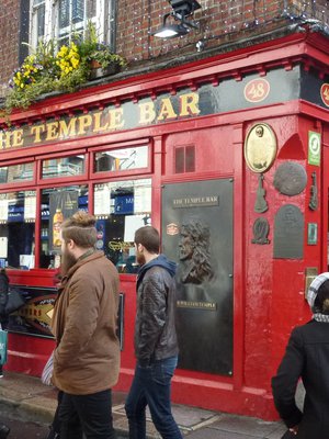 Temple Barin alueen nimikkopubi vetää asiakaita.