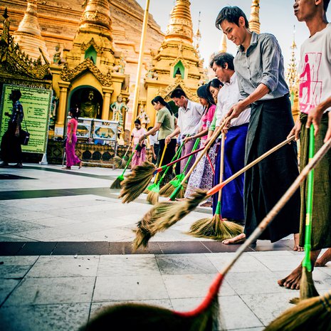 Kullalla ja jalokivillä silattu 2500-vuotias Shwedagon on maan tärkein uskonnollinen rakennus. Hilpeä lakaisupartio kerää meriittiä seuraavaan elämään.