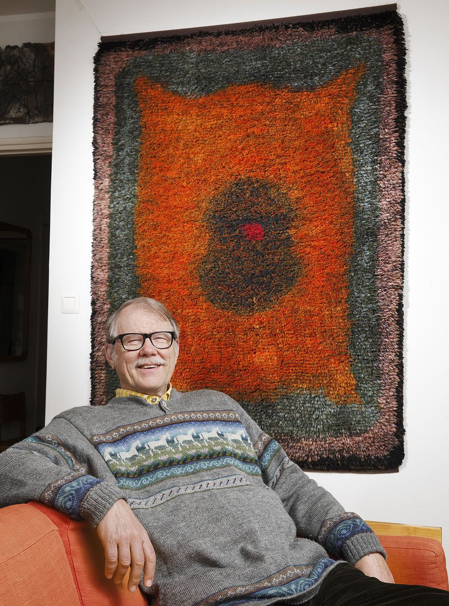 Tuomas Sopanen on kerännyt 450 ryijyn kokoelman, taustalla Uhra Simberg-Ehrströmin lämminsävyinen Kupari, 1968, malli SKY. Kuva Jaanis Kerkis.