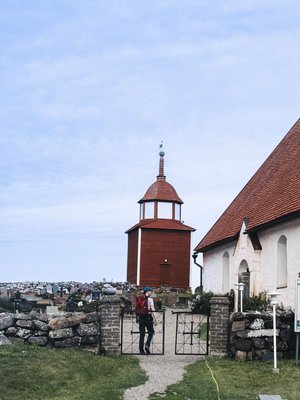 Kökarin kivinen hautausmaa  teki heti ensi silmäyksellä minuun vaiku tuksen karulla  kauneudellaan.