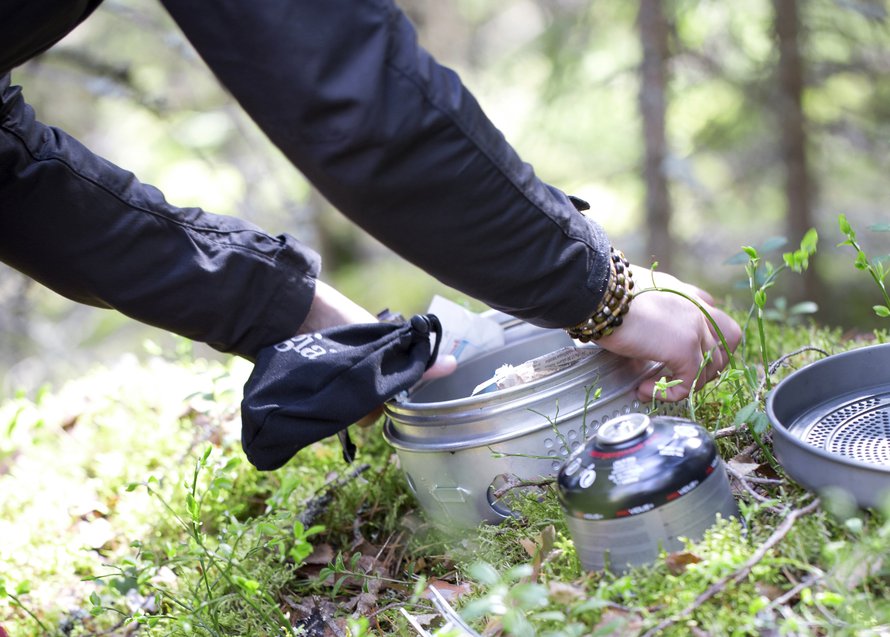 Retkikeitin on perusväline, koska tulentekoon tarvitaan maanomistajan lupa.