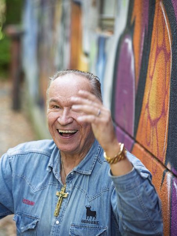 Kun viihteen monitoimimies Ilkka Vainiolla nuorena meni turhan lujaa, rikoskomisario Osku Karjalaisen sanat jäivät mieleen. – Osku oli kuullut, että olin tehnyt hauskoja runoja, vähän niin kuin räppejä. Osku sanoi, että ei sun kannata tehdä rötöshommia, tee näitä tekstejä mieluummin. Se kannusti minua jatkamaan kirjoittamista, Ilkka sanoo.