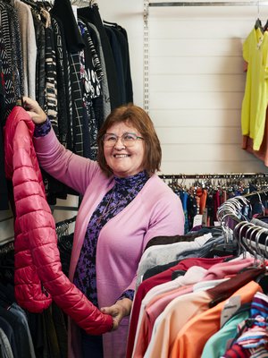 Kaunis väri on tärkeä kriteeri, kun Kerttu Pitkälä etsii vaatetta kirpputorilta. Koolla ei ole niin väliä, sillä Kerttu osaa tuunata vaatteen kuin vaatteen istuvaksi.