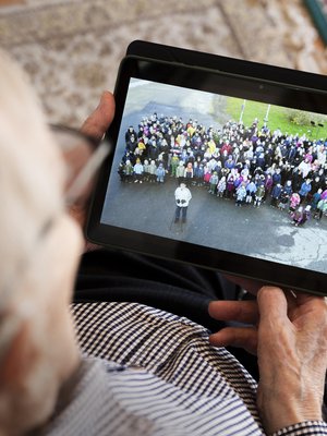 Tarvittiin taivaalta kuvaava drone, jotta lastenlapset ja lastenlastenlapset saatiin mahtumaan kuvaan sukutapaamisessa.  – Katson kuvaa usein ja tarkasti, Eero  Kinnunen sanoo.