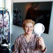 Sirkka-Liisa Malmivaara on viittä vaille valmis ensimmäiseen muotikuvaukseen. Muotitoimittaja Liisa Kokko (vas.) osaa eläytyä erilaisten kohderyhmien tarpeisiin.