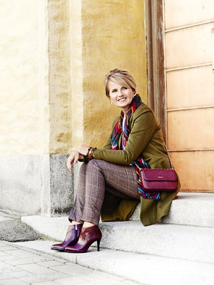 Väreissä ja kuoseissa on rikkautta. Ruutuhousut on klassikko! Takki 60 e, Gina Tricot. Neule 58 e, Benetton. Ruutu­housut 150 e, Ril’s. Korvakorut 33 e, Snö of Sweden. Global Accessories -huivi 25 e ja DKNY:n pikku­laukku 135 e, molemmat Stockmann. Rannekorut 43–49 e/kpl, Ti Sento. Zindan nilkkurit 159 e, Zio.