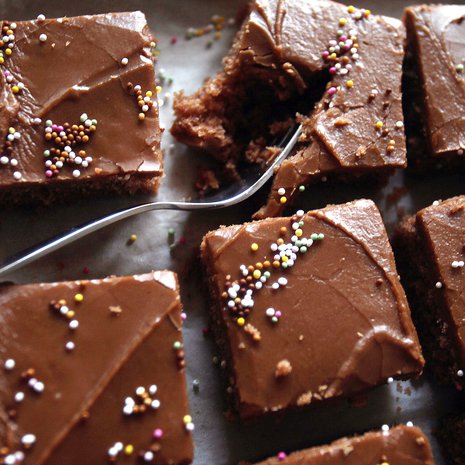 Mokkapalat kannattaa koristella nonparelleilla ennen kuin kuorrutus hyytyy. Kuva Sanoma-arkisto / Liisa Takala