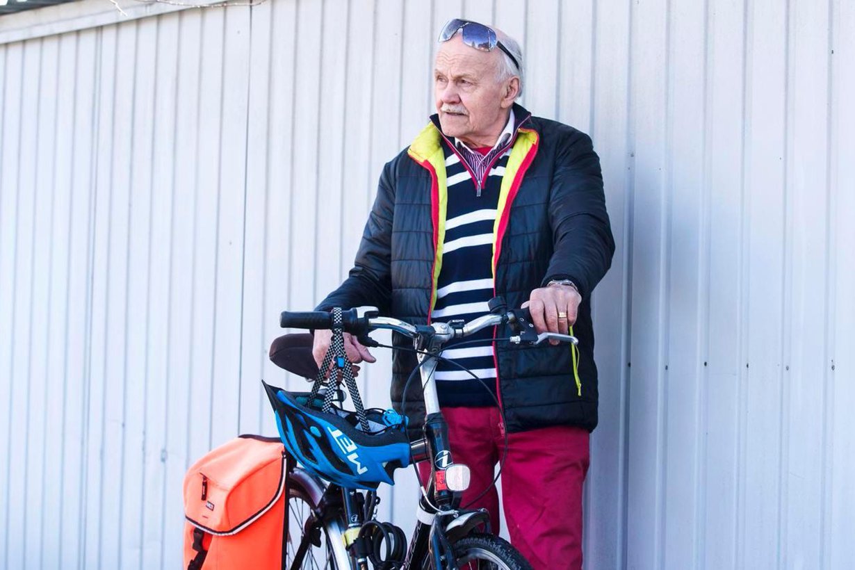 Heino pyöräilee parituhatta kilometriä vuodessa. Kypärä on ollut aina päässä sen jälkeen, kun auto kerran töytäisi hänet asfalttiin.