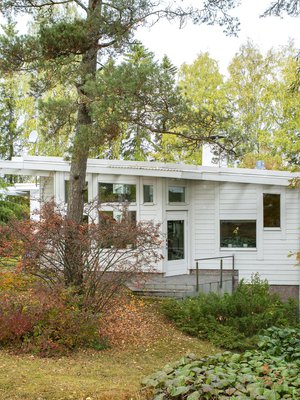 Talon monimuotoisuus avautuu kauniisti sisäpihan puolelle. Siinä on yhteensä 270 neliötä kolmessa eri tasossa.  Pietilät halusivat luoda uudenlaisen puisen pientalon.