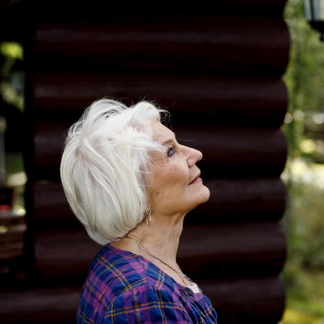 – Nuorena minulla oli kompleksi suuresta nenästäni, kunnes tajusin, että näyttämöllä se on eduksi, Ritva Oksanen kertoo.