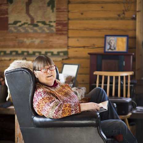 Isän nojatuolissa istuu isänsä kaltainen tytär: seurallinen itsekseen eläjä, konservatiivi ja radikaali.  Metsähallituksen erikoissuunnittelija Riitta Nykänen (s. Tampereella 1958) asuu Puolangalla. Harrastukset: elintarvikkeiden keräily, halkojen pinoaminen, nurkkien kunnostaminen.