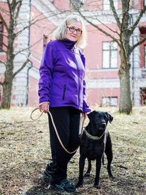 Ainin ja Mantan päivä alkaa heti aamuyöstä yhteisellä lenkillä. Aini Stenroos (s. 1954) asuu Tuusulassa. Ainilla on kaksi lasta ja kolme lastenlasta. Hän harrastaa lenkkeilyä, punttisalia, sienestystä ja lukemista. 