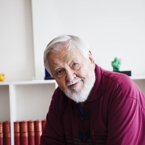 Antti Eskola oli Tampereen yliopiston sosiaalipsykologian professori reilut 30 vuotta. Hänen uusin teoksensa ”Vanhuus - helpottava, huolestuttava, kiinnostava” ilmestyi juuri.