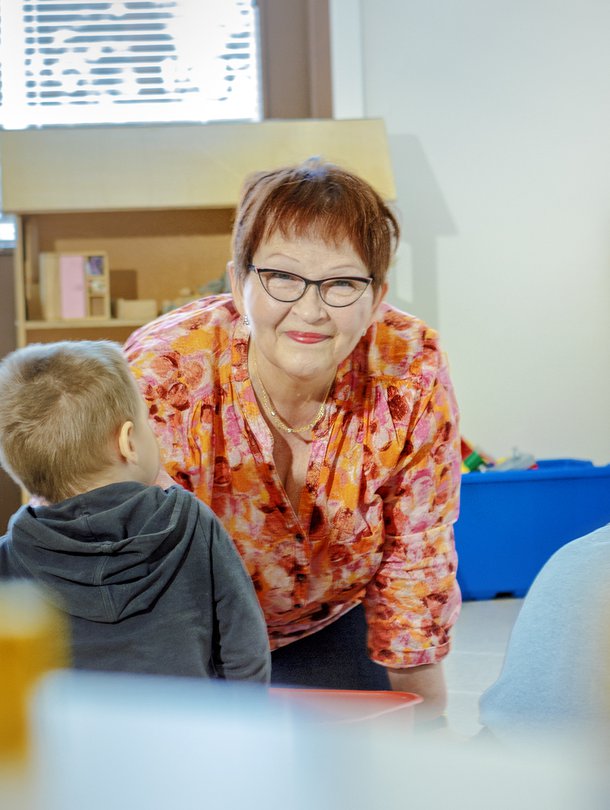 Keskiviikkoisin Ursula unohtaa muun elämänsä Kärpäsen päiväkodin touhuihin.