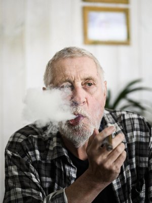 Alkoholi on lähes jäänyt Kari Väänäsen elämästä, mutta sikarit tarjoavat  nautiskeluhetken. Kotona saa tuprutella vain takan edessä.