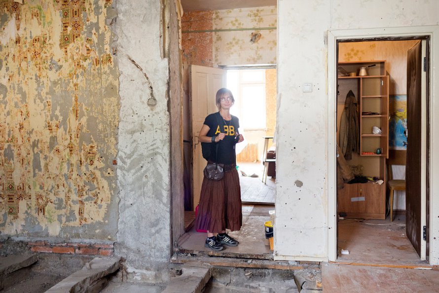 Viipurilainen englannin opettaja Galina Shevtsova, 28, osti miehens&auml; kanssa asunnon vanhasta kaupungista meren rannalta. Se on Uno Ulbergin suunnittelema 1930-luvulla. Galina kertoo, ett&auml; heill&auml; on viiden vuoden suunnitelma remontoida huone kerrallaan. Ikkunat on jo vaihdettu.
