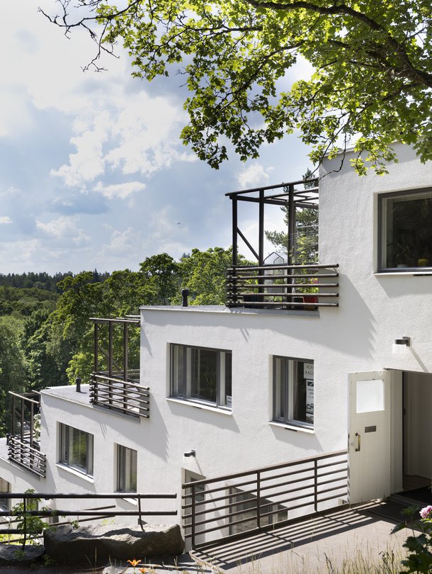 Ennen Kauttualle tuloaan Alvar Aalto vietti pitkiä aikoja Italiassa. Välimerelliset vaikutteet näkyvät rinteeseen rakennetussa Terassitalossa.