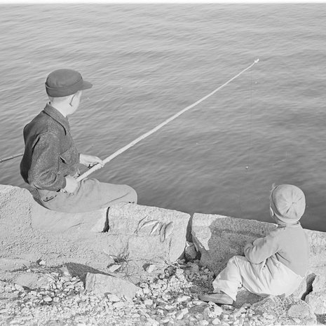 Pojat ongella Helsingin Kaivopuistossa 1941.