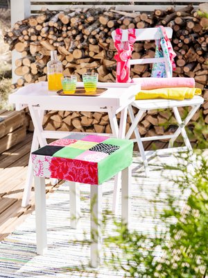 Jakkaranpäällys syntyy helposti. Leikkaa yhdeksän ruutua ja neljä sivukaitaletta, sitten vain surauttelemaan.